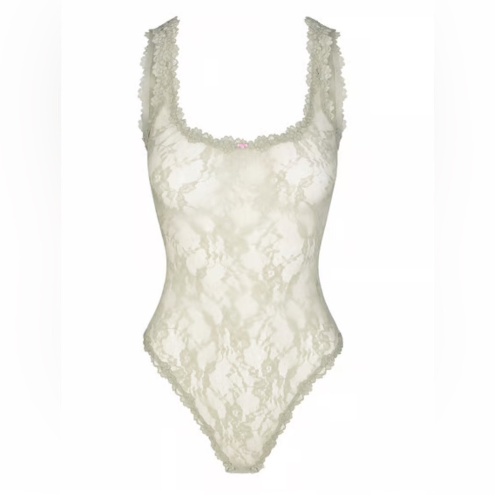 Skims Stretch Lace Cheeky Brief Bodysuit Talc L NWT